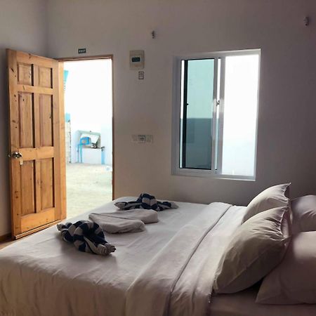 Lily Rest Maldives Hotell Maafushi Exteriör bild