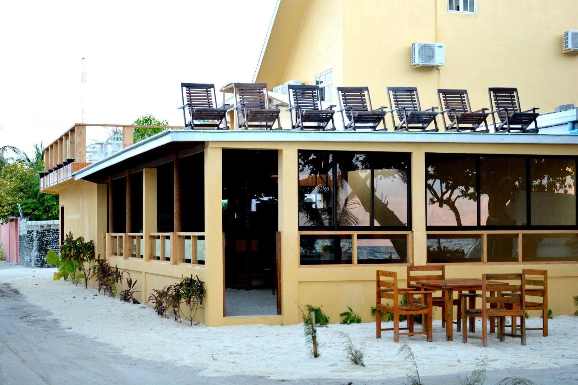 Lily Rest Maldives Hotell Maafushi Exteriör bild