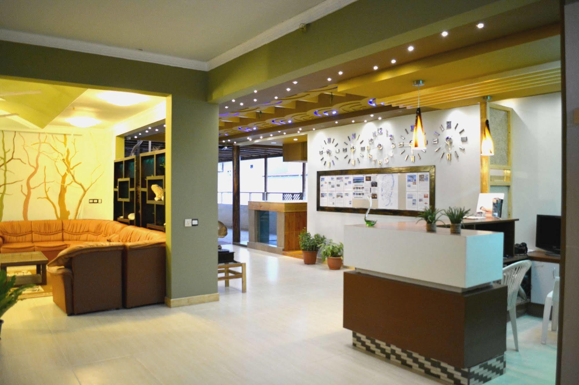 Lily Rest Maldives Hotell Maafushi Exteriör bild