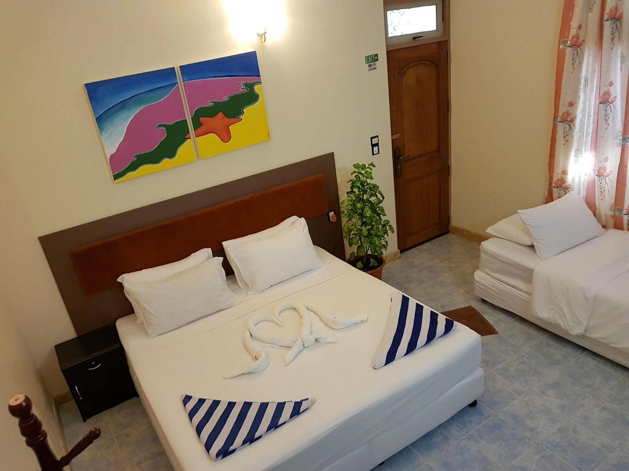 Lily Rest Maldives Hotell Maafushi Exteriör bild