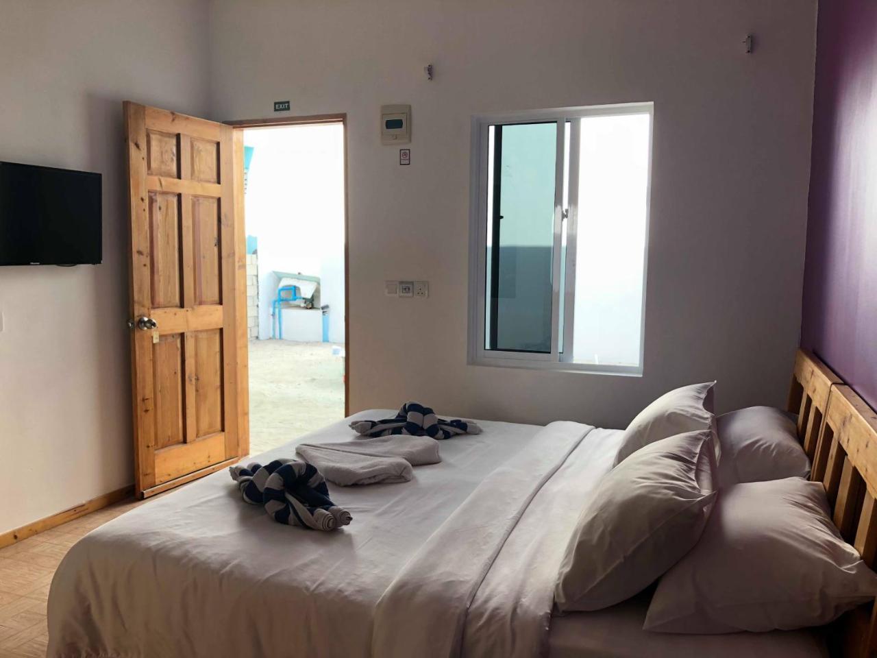 Lily Rest Maldives Hotell Maafushi Exteriör bild